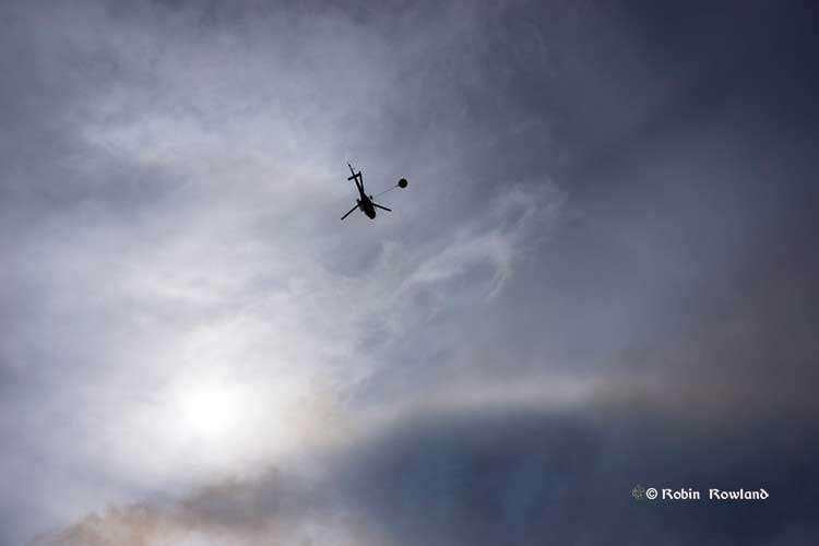 helcopter fights wildfire